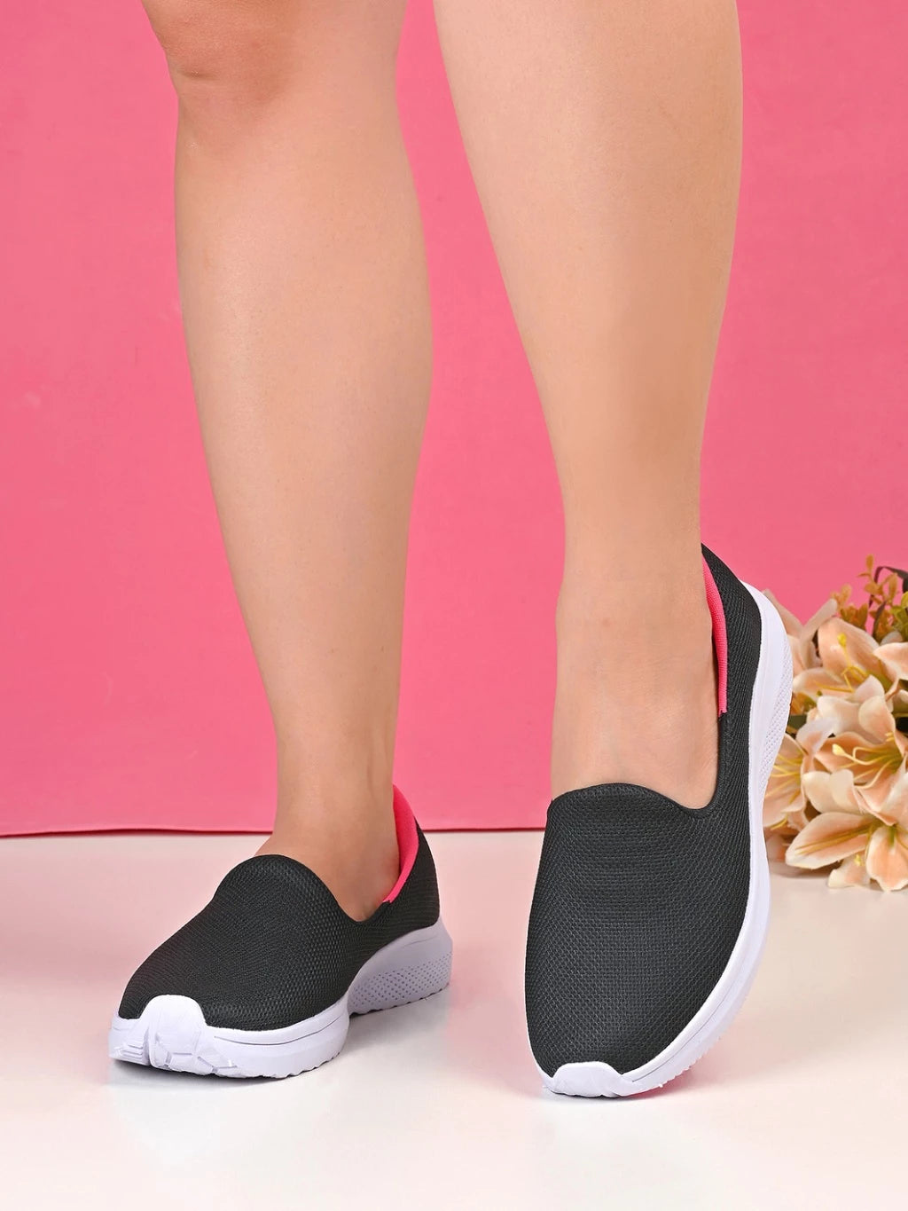 Sapatilha ortopédica feminina ComfortFlex vista lateral, design moderno