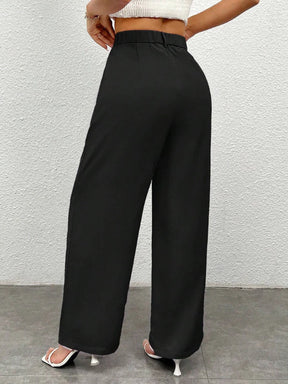 Detalhe do caimento alongador da calça wide leg Milano feminina