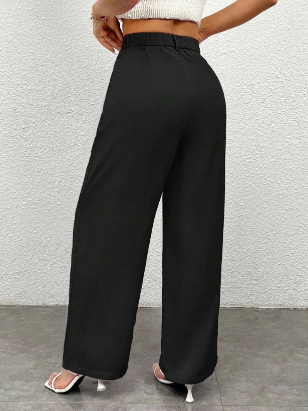 Detalhe do caimento alongador da calça wide leg Milano feminina