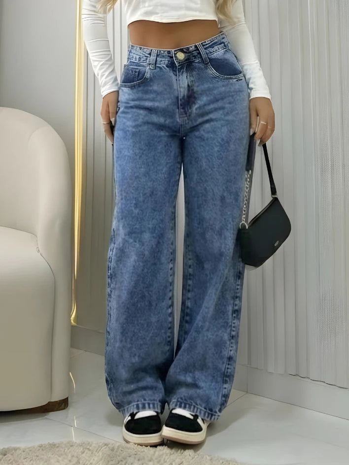 Vista lateral da calça wide leg jeans com caimento elegante